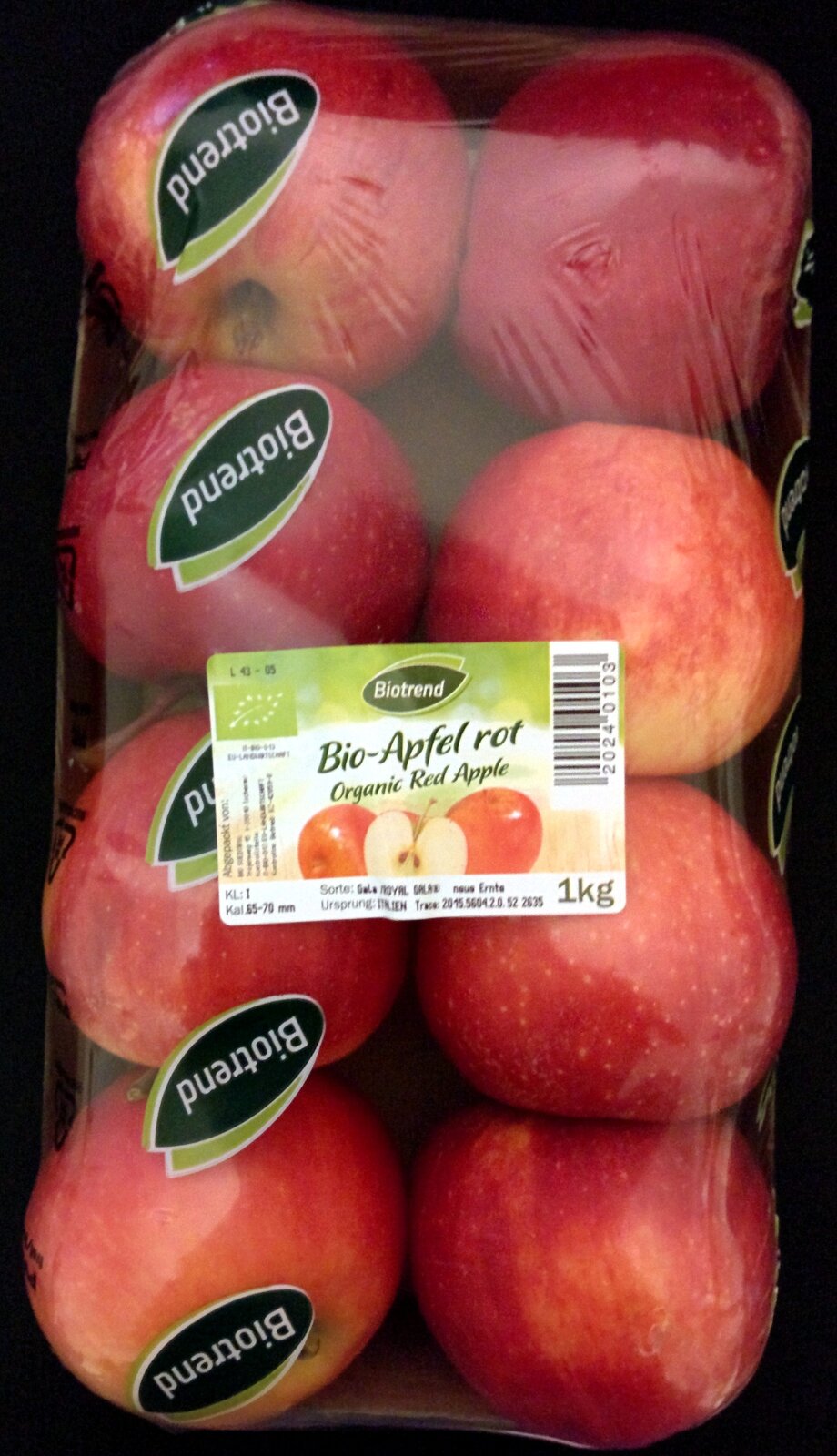Na ilustracji widnieje szalka 8 jabłek pochodzących z Niemczech. Są one koloru czerwono-pomarańczowego. 