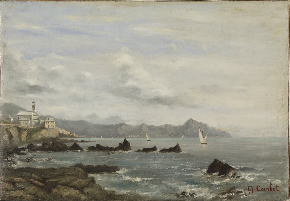 Obraz przedstawia widok na duże jezioro. Po lewej stronie znajduje się skaliste wybrzeże. Na cyplu stoją budynki. Woda lekko faluje. Pływają na niej dwie żaglówki. W tle nagie szczyty. Niebo jest lekko zachmurzone.