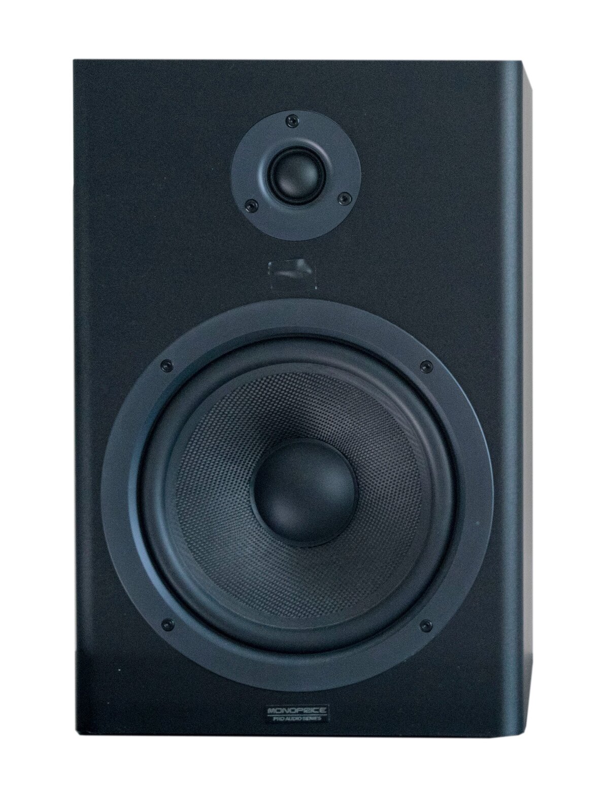 Na zdjęciu przedstawiona jest monitor odsłuchowy. Widać czarny prostopadłościan, w którego górnej części widać okrągły, mały element złożony z szarego okręgu i wpisanej w niego czarnej półkuli. Na krawędziach szarego okręgu widoczne są trzy czarne kółka z wpisanym w nie czarnym krzyżykiem – główki śrubek. Poniżej widać okrągłą, dużą, czarną membranę z czarną, gęstą kratownicą, zajmującą trzy czwarte głośnika. Poniżej widać napis z szarych liter – nazwa firmy.