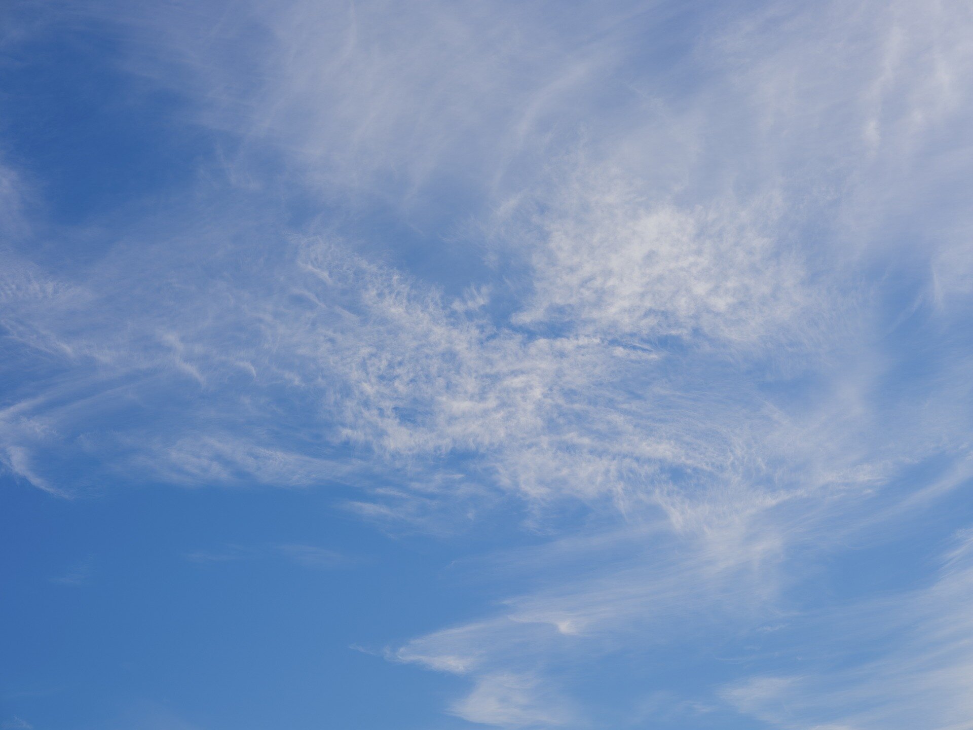 Ilustracja przedstawia częściowo zachmurzone niebo.