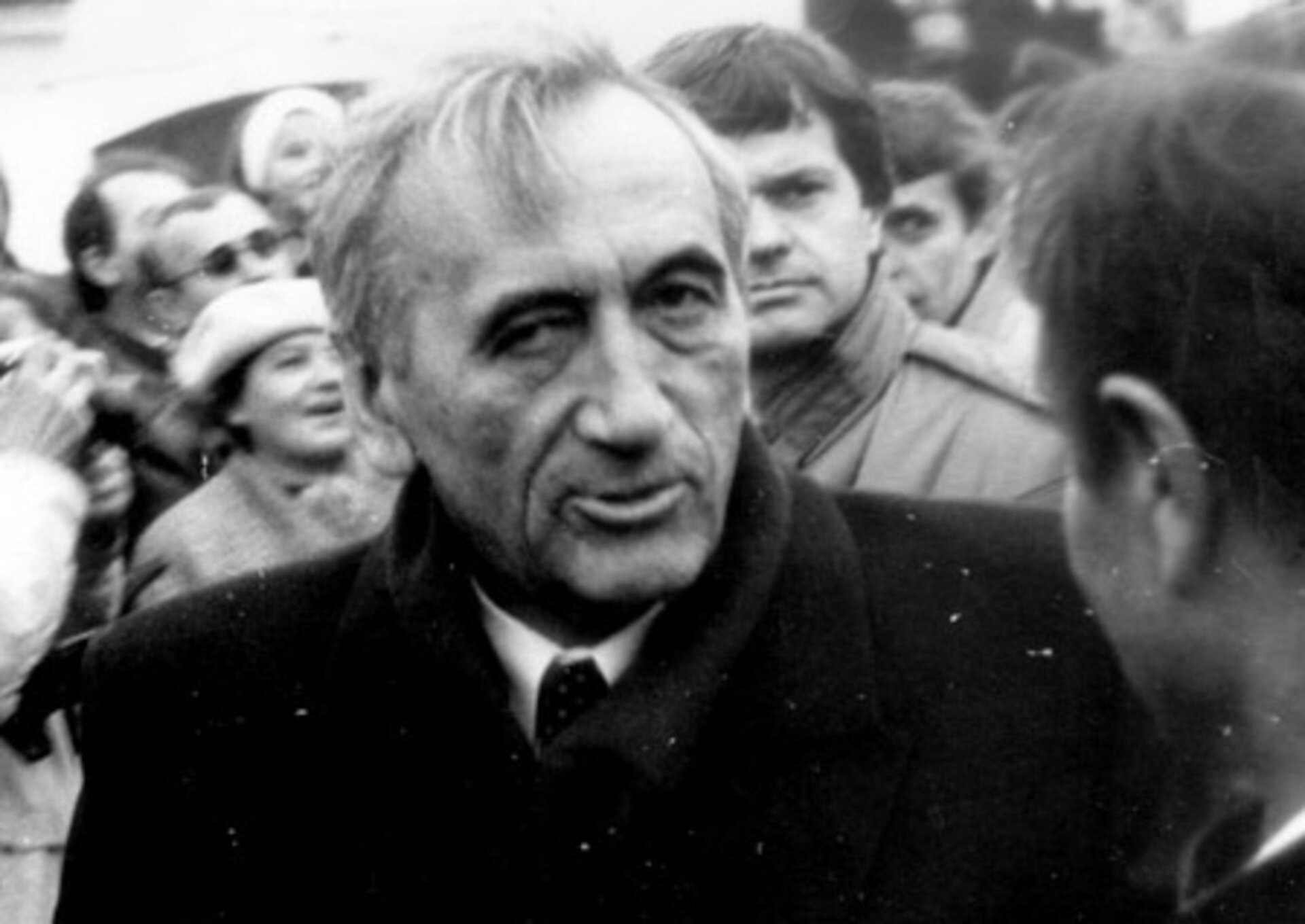 Fotografia czarno-biała przedstawiająca Tadeusza Mazowieckiego na tle tłumu ludzi