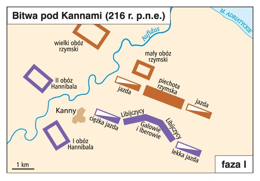 Mapa przedstawia bitwę pod Kannami w 216 roku przed naszą erą w pierwszej fazie. Na zachód od rzeki Aufidus znajduje się wielki obóz rzymski i drugi obóz Hannibala, natomiast na południu leży pierwszy obóz Hannibala. Po wschodniej stronie rzeki Aufidus jest mały obóz rzymski, a poniżej niego, od zachodu znajduje się jazda, piechota rzymska, a na wchód kolejny oddział jazdy. Całość należy do obozu rzymskiego. Poniżej, od strony zachodniej znajduje się ciężka jazda, Libijczycy, Galowie i Iberowie, a na wschód lekka jazda. Całość należy do obozu Hannibala.