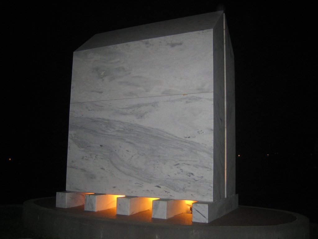 Na zdjęciu znajduje się pomnik ludobójstwa Ormian w Montrealu. Stanowią go 2 duże bryły trapezowe, przyległe do siebie plecami, ustawione na 5 poprzecznych filarach w kształcie długich prostokątów. Spod nich wydobywa się światło. 