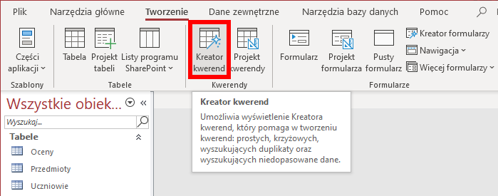 Zrzut ekranu przedstawia pasek menu w programie  MS Access . Wybrana jest zakładka Tworzenie oraz ikonka wraz z napisem: Kreator kwerend. Znajduje się ona w czerwonej ramce. 