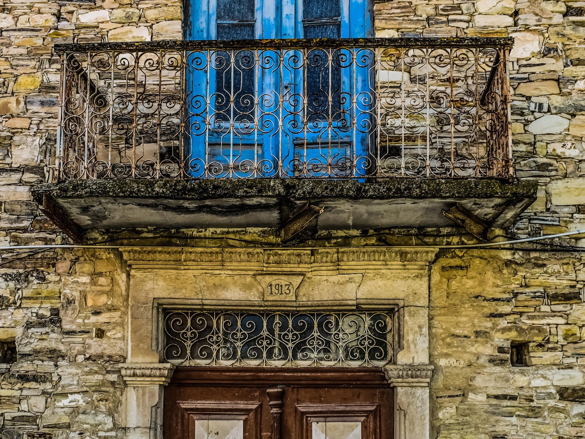Zdjęcie przedstawia uszkodzenia izolacji termicznej stropów. Widoczny jest spód balkonu w złym stanie, jest popękany.  