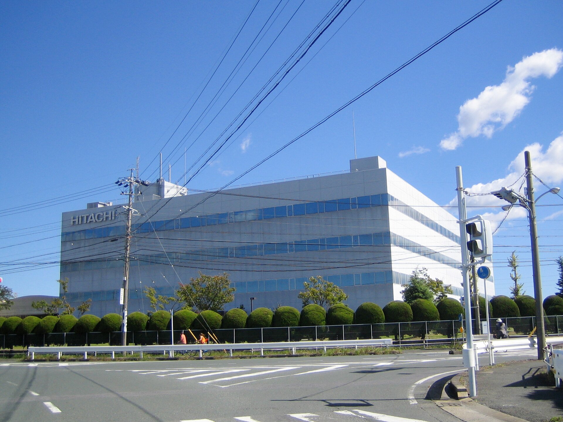 Jedna z wielu fabryk japońskiego koncernu Hitachi produkującego sprzęt elektroniczny, elektrotechniczny, telekomunikacyjny, budowlany i in.