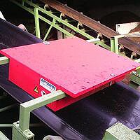 Ilustracja przedstawia separator. Ma postać płaskiej płyty w górnej części z przymocowaną od dołu prostokątną ramą.