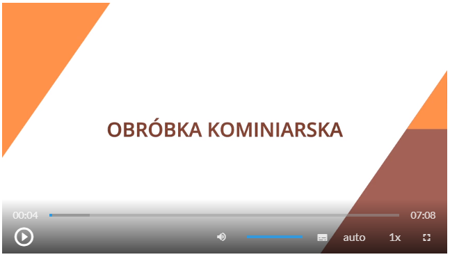 Grafika przedstawia ekran odtwarzacza sekwencji filmowych. W centralnej części tytuł: Obróbka kominiarska. W dolnej części znajdują się ikony nawigacyjne. W lewym dolnym rogu jest ikona trójkąta w kole, która służy do włączenia lub wyłączenia filmu. Pośrodku dolnej części znajduje się ikona głośnika, a obok niego jest niebieska linia regulacji poziomu głośności. Obok jest ikona przedstawiająca fragment sylwetki człowieka (głowa i górna część tułowia), która służy do włączenia audiodeskrypcji. Po prawej stronie głowy znajdują się dwa białe półkola - zewnętrzne większe, wewnętrzne mniejsze. Obok znajduje się biały prostokąt z czarnymi, małymi polami w dolnej części, który służy do włączenia napisów. Obok napis "auto", który służy do zmiany jakości odtwarzania filmu. Dalej na prawo napis: "jeden x". Służy on do zmiany tempa odtwarzania filmu. W prawym dolnym rogu białe, przerywane kontury kwadratu. Ikona ta służy do włączenia trybu pełnoekranowego. 