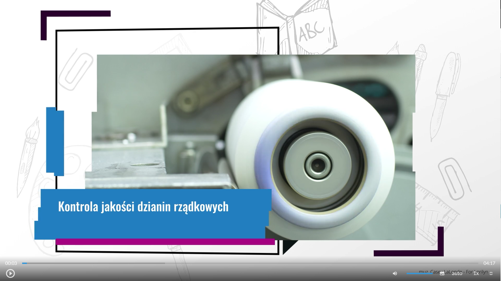 Grafika przedstawia ekran odtwarzacza sekwencji filmowych. Po lewej stronie ramka z tytułem: Kontrola jakości dzianin rządkowych. W tle zdjęcie wałek maszyny. W dolnej części znajdują się ikony nawigacyjne. W lewym dolnym rogu jest ikona trójkąta w kole, która służy do włączenia lub wyłączenia filmu. Pośrodku dolnej części znajduje się ikona głośnika, a obok niego jest niebieska linia regulacji poziomu głośności. Obok jest ikona przedstawiająca fragment sylwetki człowieka (głowa i górna część tułowia), która służy do włączenia audiodeskrypcji. Po prawej stronie głowy znajdują się dwa białe półkola - zewnętrzne większe, wewnętrzne mniejsze. Obok znajduje się biały prostokąt z czarnymi, małymi polami w dolnej części, który służy do włączenia napisów. Obok napis "auto", który służy do zmiany jakości odtwarzania filmu. Dalej na prawo napis: "jeden x". Służy on do zmiany tempa odtwarzania filmu. W prawym dolnym rogu białe, przerywane kontury kwadratu. Ikona ta służy do włączenia trybu pełnoekranowego. 