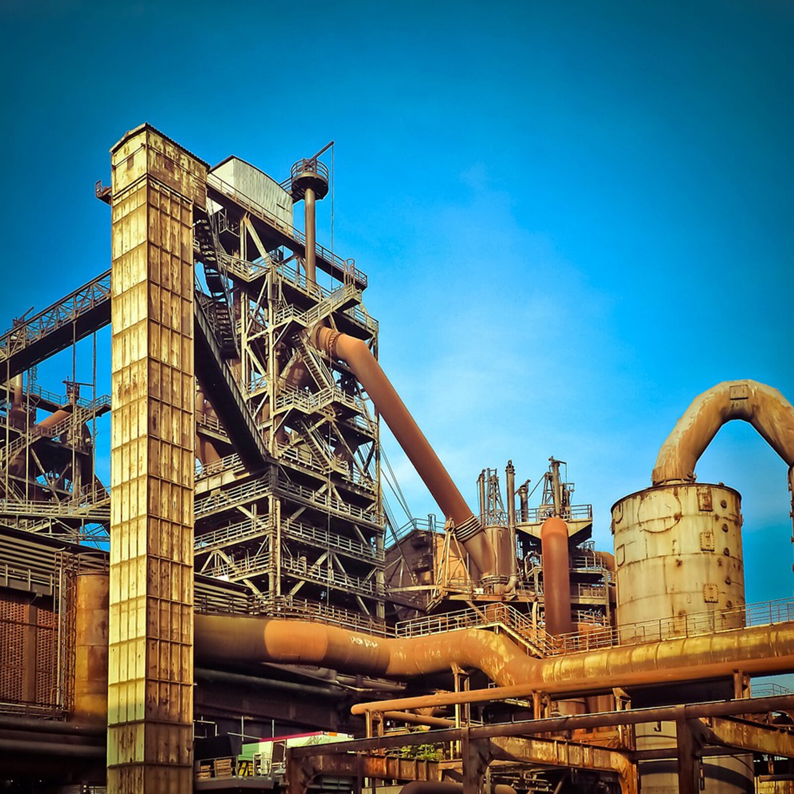 Na zdjęciu widoczna jest fabryka.