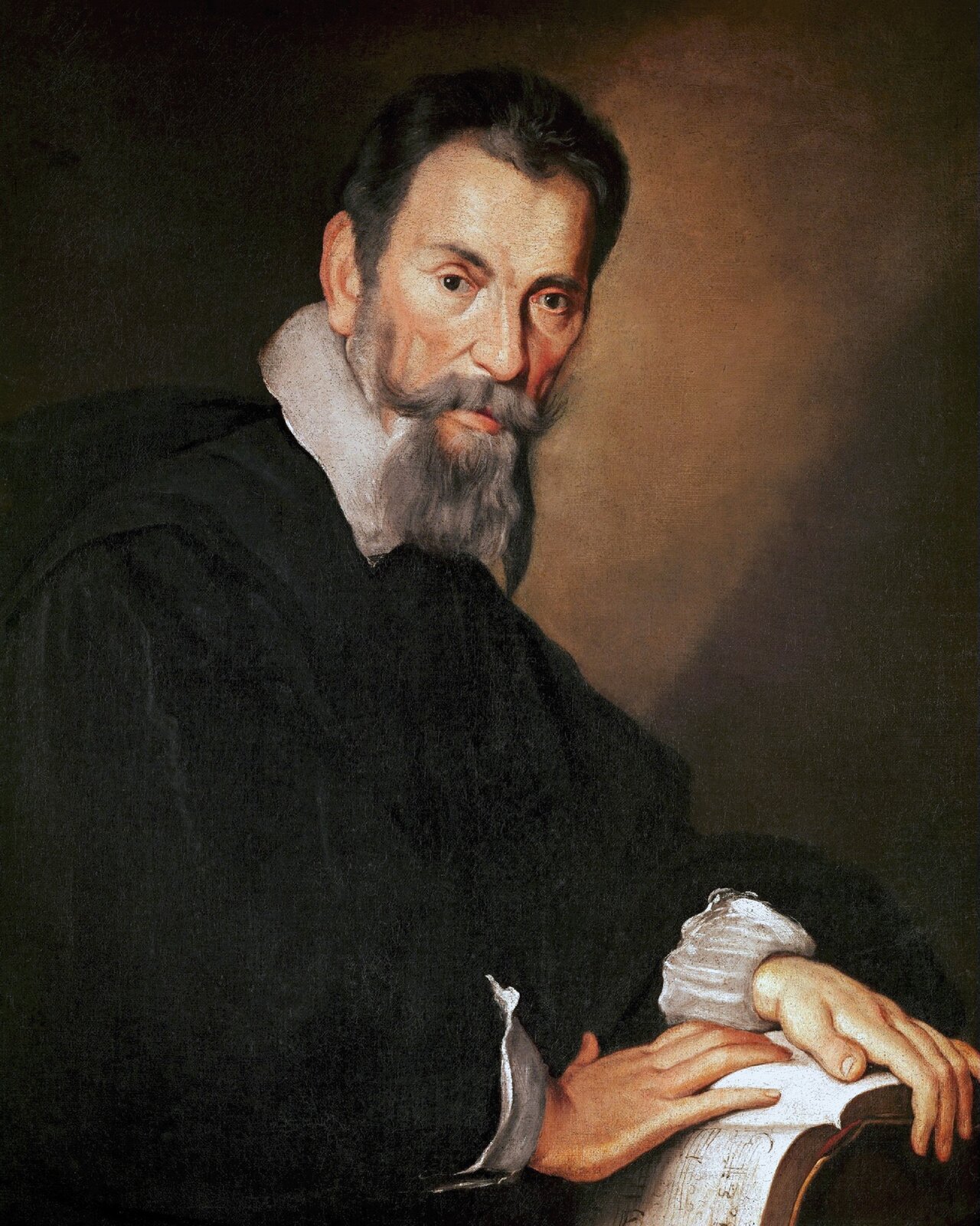 Ilustracja przedstawia portret Claudio Monteverdi. Mężczyzna w średnim wieku, z równo obciętymi, czarnymi włosami oraz siwym wąsie i brodzie. Ubrany jest w białą koszulę z wysoko postawionym kołnierzem oraz czarną szatę. Dłonie ułożone ma na książkę, którą trzyma na kolanach.