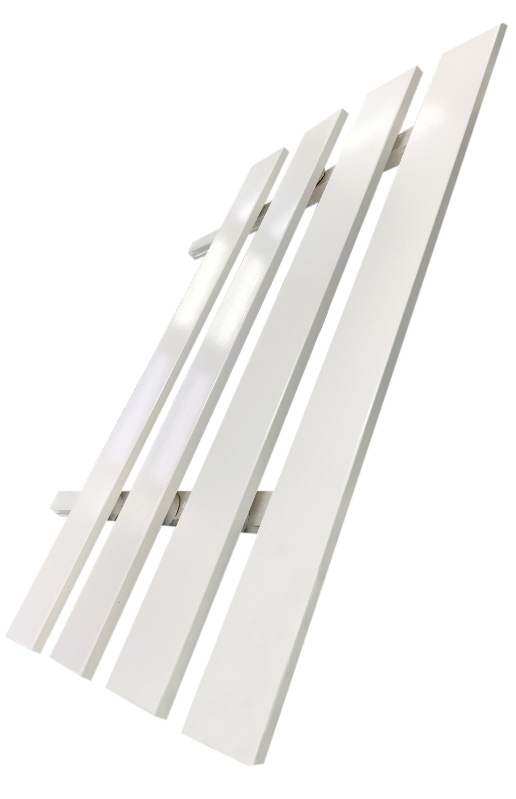 Zdjęcie przedstawia elementy obudowy pianinowej polakierowane białym lakierem poliestrowym. Widoczne są cztery, białe prostokąty w pionie, lekko przechylone, w ujęciu z ukosa, błyszczące na powierzchni, połączone dwoma poziomymi, prostokątnymi elementami od spodu.