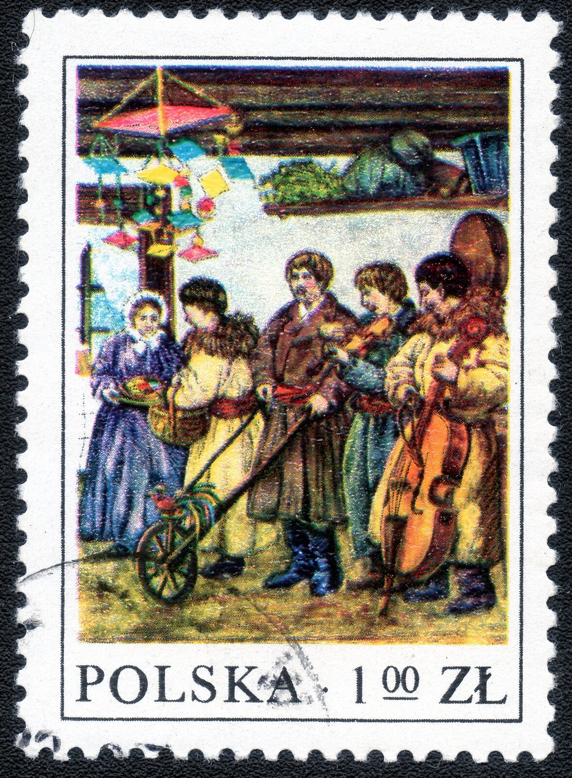 Ilustracja przedstawia znaczek pocztowy, na którym znajduje się grupa osób we wnętrzu chłopskiej chaty. Kobieta po lewej stronie trzyma tacę z pisankami. Mężczyzna obok ma na ręku koszyk. Następny trzyma wózek z kogutem. Pozostali dwaj grają na instrumentach smyczkowych. Pod sufitem wisi dekoracja.