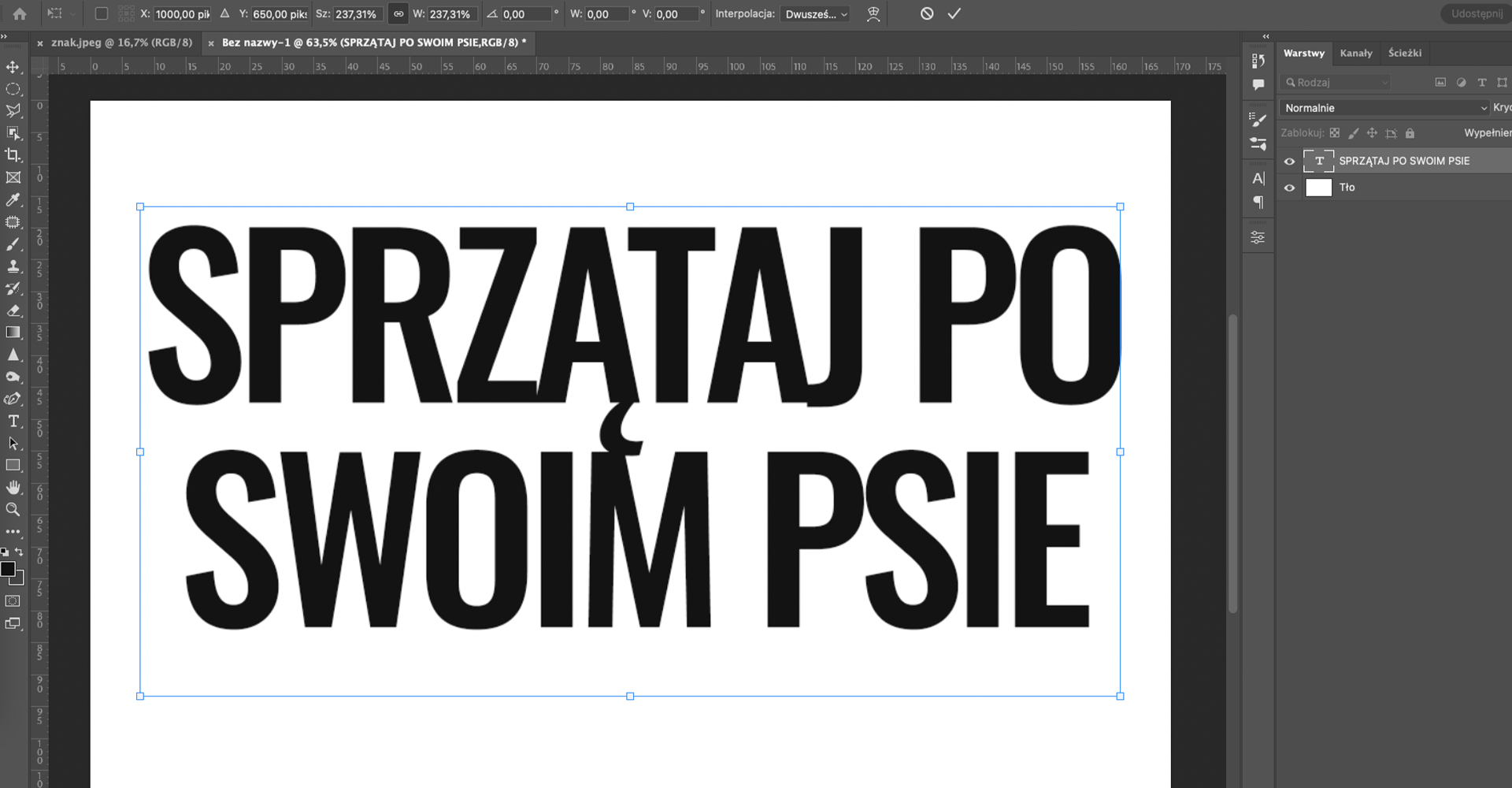 Ilustracja przedstawia okno programu. W obszarze roboczym jest napis czarną czcionką: SPRZĄTAJ PO SWOIM PSIE. Napis znajduje się w niebieskiem ramce. Ramka posiada małe kółka. Po prawej stronie jest panel dotyczący warstw. Wybrano warstwę o nazwie: SPRZĄTAJ PO SWOIM PSIE. 