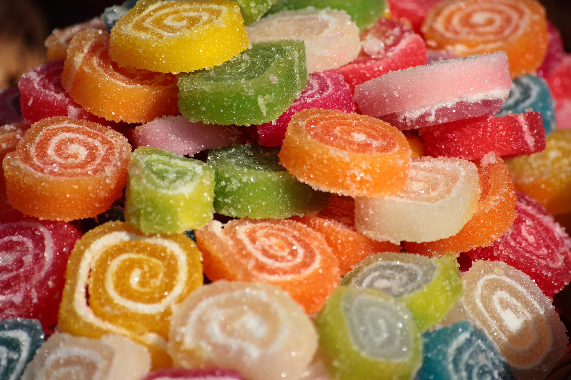 Zdjęcie przedstawiające kolorowe galaretki w cukrze