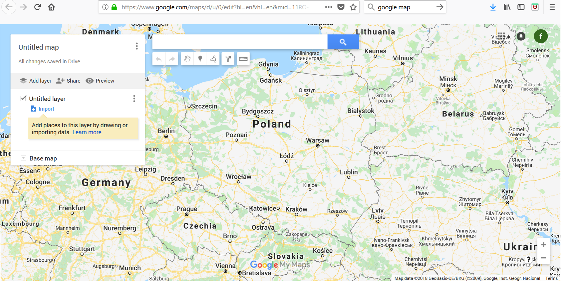 Zrzut ekranu przedstawia okno wyszukiwarki Google, w którym można modyfikować i tworzyć własne mapy. Tło okna stanowi fragment mapy Europy z widoczną Polską (Poland) Po lewej stronie okna znajduje się formatka zatytułowana Untitled map, poniżej napis All changes saved in Drive. Niżej znajduje się menu z poleceniami Add layer, Share, Preview. Pod nim zaznaczony checkbox Untitled layer. Niżej polecenie Import z wyjaśnieniem: Add places to this layer by drawing or importing data oraz link do pomocy: Learn more. Na dole formatki lista rozwijana z wybraną opcję Base map.