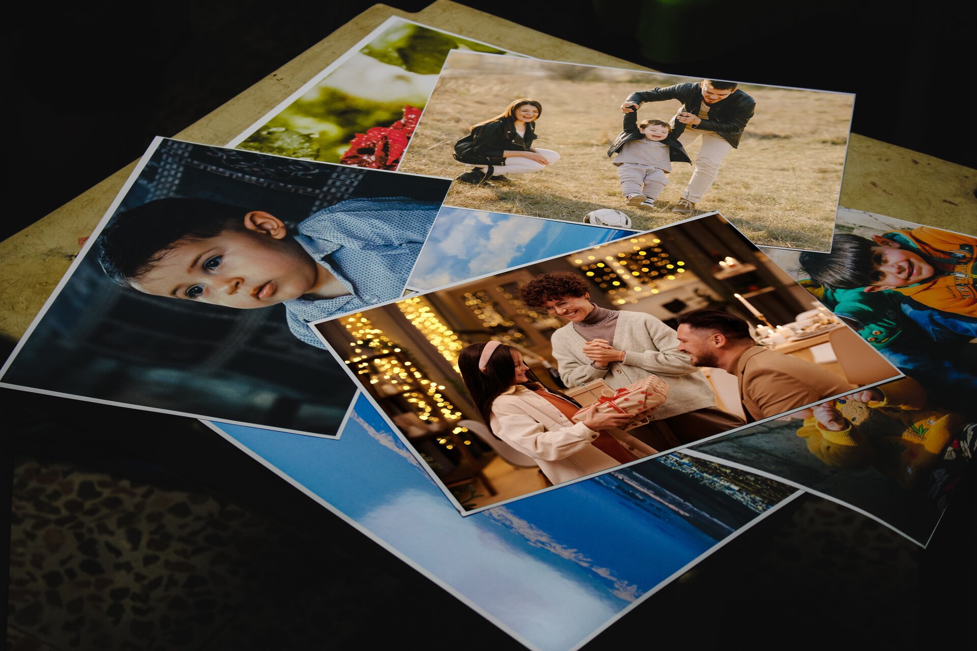 Ilustracja przedstawia kilka zdjęć rodzinnych.
