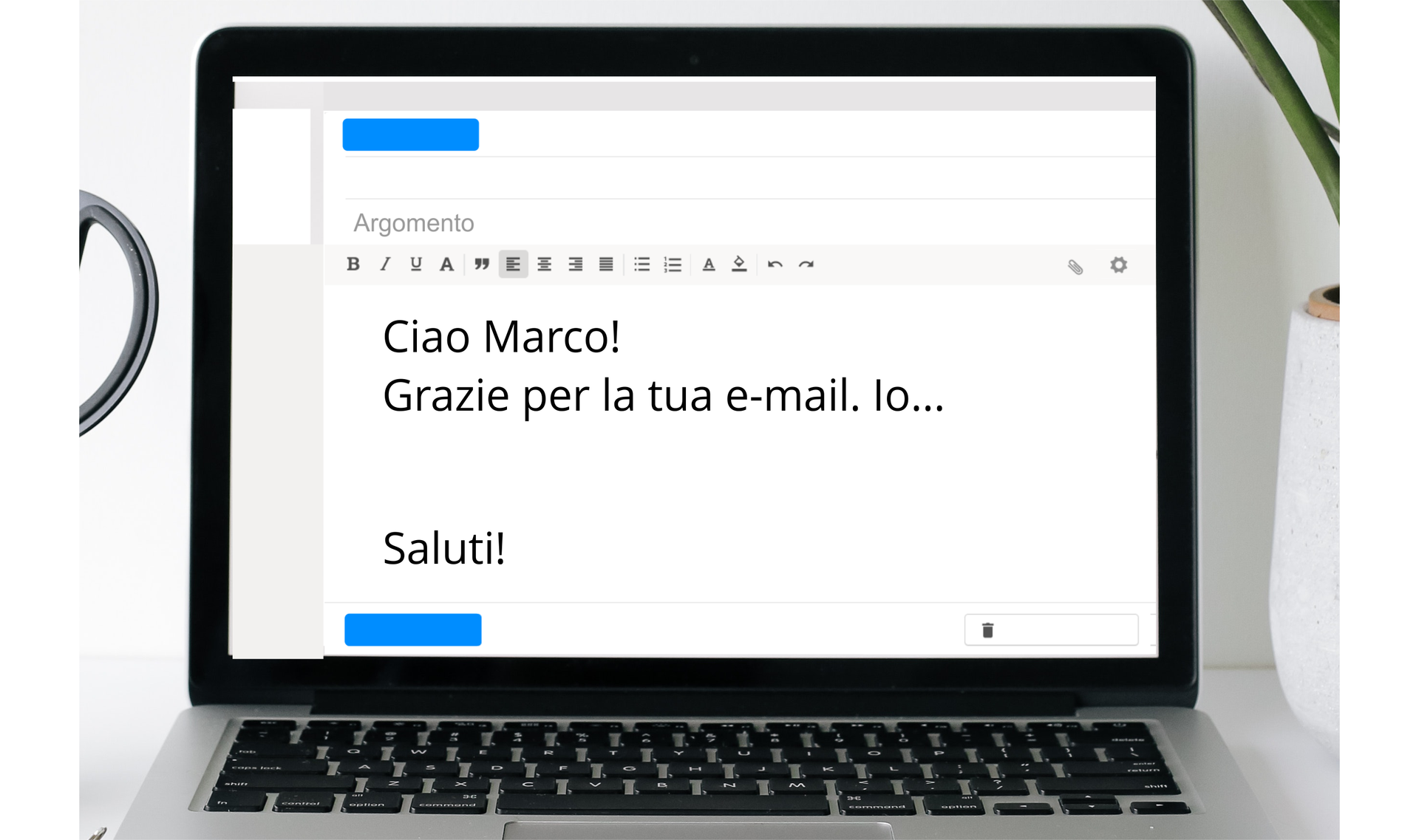 Na zdjęciu znajduje się ekran komputera, na którym jest widoczny początek wiadomości e‑mail: Ciao Marco! Grazie per la tua e‑mail. Io... Saluti!