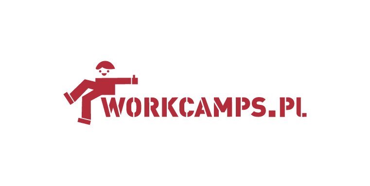 Zdjęcie przestawia napis workcamps.pl. Nad literką „W” narysowany jest siedzący na niej człowiek. 