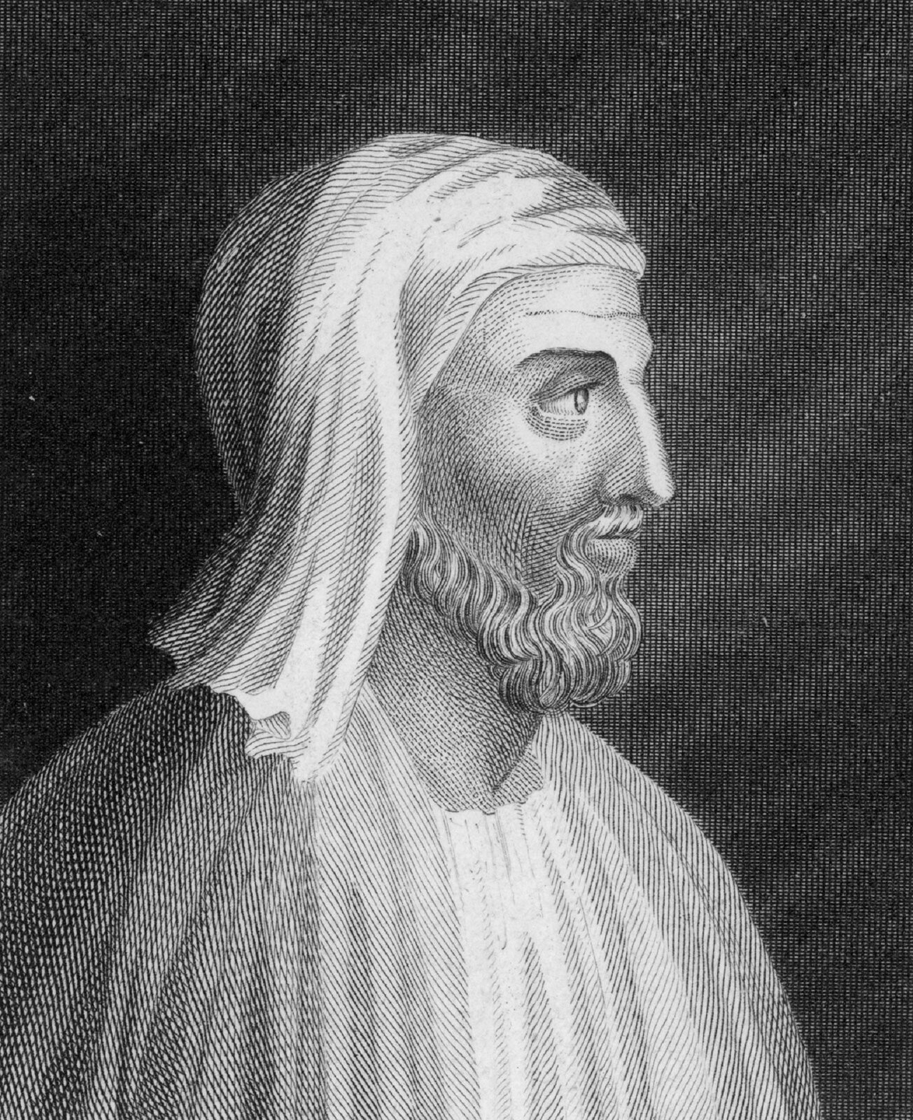 Czarno-biała grafika przedstawia popiersie Plutarcha z profilu. Uczony ma brodę i wąsy, na głowę ma zarzuconą jasną chustę. Ubrany jest w cienką koszulę przykrytą nieco ciemniejszym płaszczem. Pod ilustracją widnieje podpis: „Plutarch”, [w:] „Encyklopedia Britannica”, britannica.com, CC BY 3.0