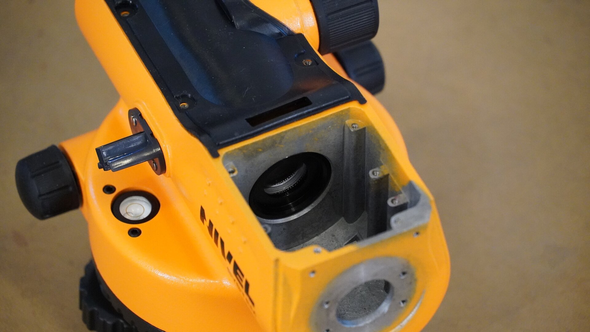 Na zdjęciu ukazano zbliżenie niwelatora, na którym uwidoczniono miejsce na kompensator.