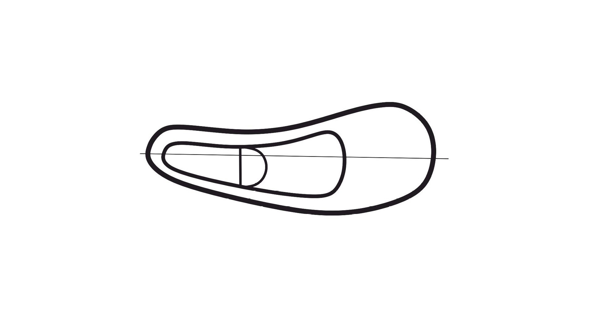 Grafika przedstawia schemat formy obuwniczej przywiedzeniowej. Obrys stopy prawej z zaznaczoną osią środkową biegnącą wzdłuż formy. Obrys jest wygięty sierpowato z linią wypukłą skierowaną na zewnątrz. 