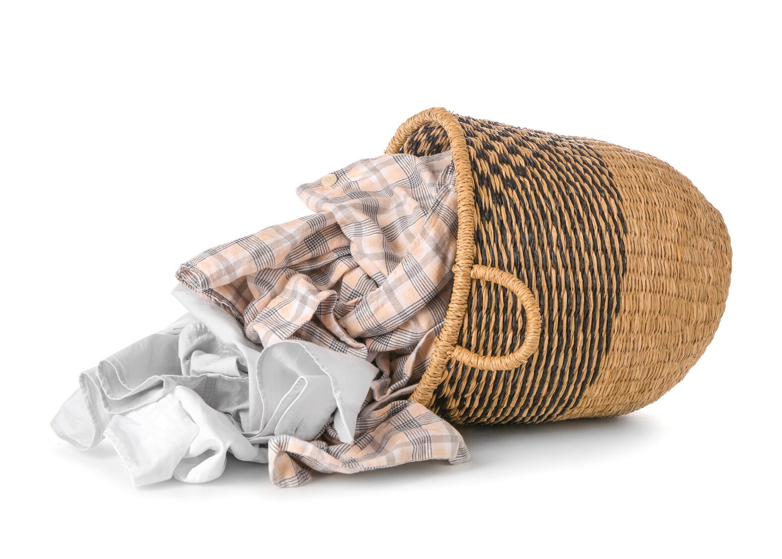 Zdjęcie kosza na pranie z uchwytami przy górnym brzegu. Kosz został przewrócony, przez co wysypały się znajdujące się w nim ubrania.