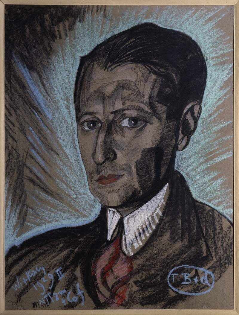 Obraz przedstawia portret mężczyzny w sile wieku. Ukazane jest trzy czwarte pociągłej twarzy mężczyzny. Odwraca ją w swoją prawą stronę. Ma zakola. Jego włosy są gęste, krótkie, zaczesane do góry. Czoło mężczyzny jest lekko zmarszczone. Ma ciemne brwi i duże oczy. Jego nos jest wydatny. Ubrany jest w garnitur, koszulę i krawat. Głowę postaci otacza jasna poświata.