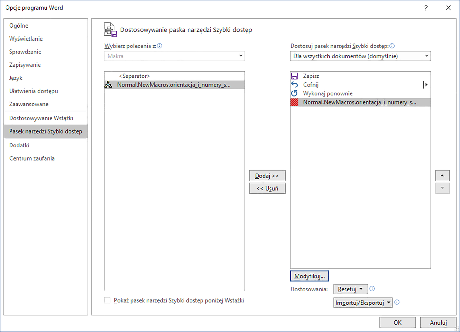 Zrzut ekranu przedstawia okno dialogowe: Opcje programu Word.  W lewym menu wybrano opcję: Pasek narzędzi Szybki dostęp.  W polu wybierz polecenia z wybrano: makra.  W oknie separator wybrano: Normal.NewMacros.orientacja_i_numery_s...,   W polu: Dostosuj pasek narzędzi Szybki dostęp wybrano: Dla wszystkich dokumentów.  Poniżej w oknie dodane są takie opcje jak: Zapisz, Cofnij, Wykonaj ponownie oraz dodane makro z czerwoną ikoną w kształcie kwadratu.  Pomiędzy oknami znajdują się przyciski dodaj i usuń, dzięki którym możemy dodać lub usunąć separator. Po kliknięciu przycisku dodaj, po prawej stronie pojawił się zaznaczony separator.  Poniżej znajduje się przycisk Modyfikuj oraz pole Dostosowania z dwiema listami rozwijanymi, z których wybrano: resetuj oraz importuj/eksportuj.  Okno posiada takie przyciski jak ok, anuluj.