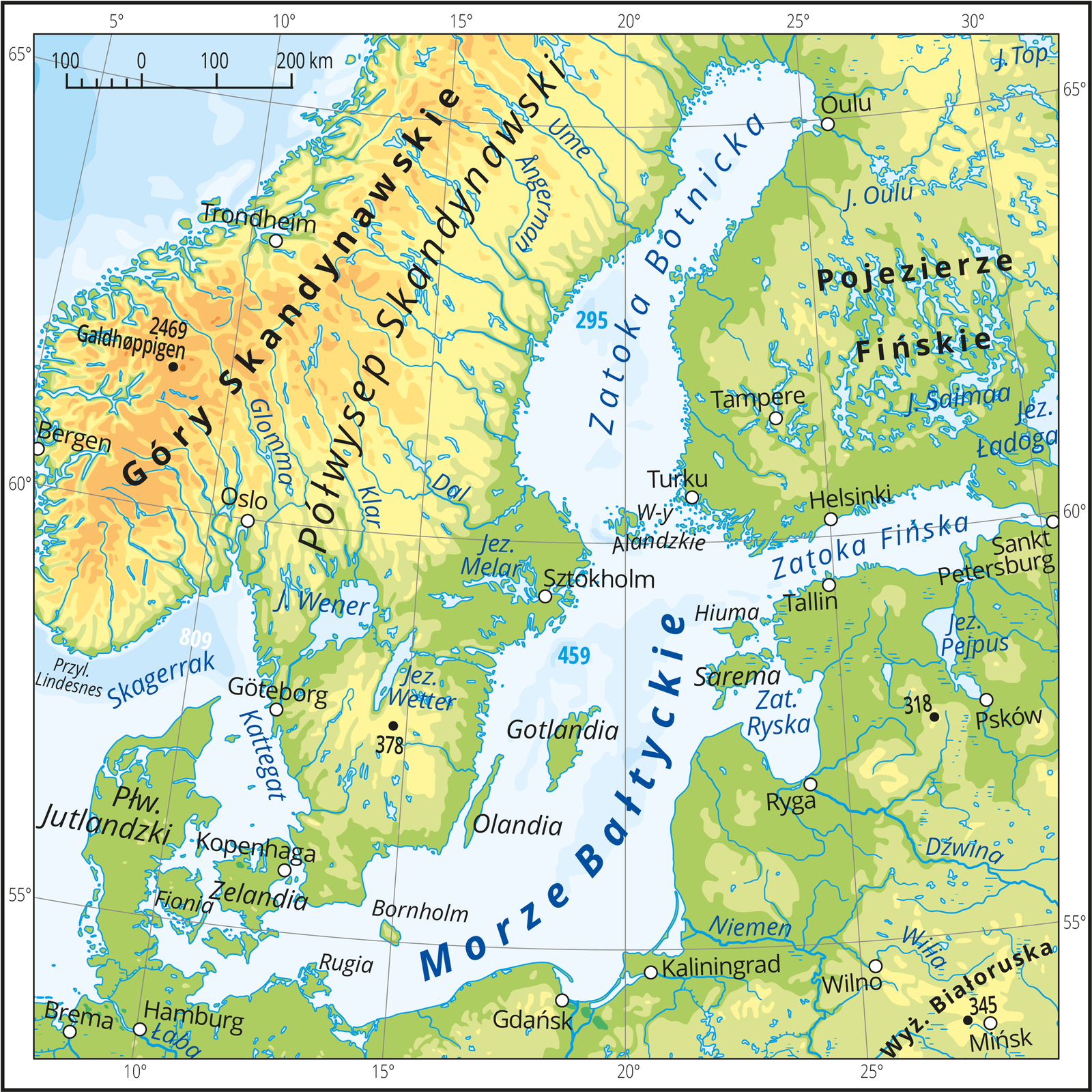 Ilustracja prezentuje mapę Morza Bałtyckiego i okalających go lądów. Mapa pokryta jest równoleżnikami i południkami. Dookoła mapy w białej ramce opisano współrzędne geograficzne co pięć stopni. Morze Bałtyckie jest niezbyt szerokie i wydłużone, rozciąga się od południowego zachodu w kierunku północy. Otoczone jest lądami od południa, wschodu i północy oraz częściowo od północnego zachodu. Na południowym zachodzie znajduje się kilka wąskich pasów wody pomiędzy lądami, nazywanych cieśninami, które łączą Morze Bałtyckie z Morzem Północnym. Bałtyk posiada kilka zatok, czyli wód otoczonych z trzech stron lądami. Największa to Zatoka Botnicka na północy. Wody Bałtyku są stosunkowo płytkie i oznaczone w dwóch odcieniach niebieskiego: jasnoniebieskim i niebieskim. Na Bałtyku znajdują się liczne mniejsze i większe wyspy, np. Gotlandia, Zelandia. Tereny lądowe są pokryte głównie obszarami nizinnymi w kolorach: ciemnozielonym, zielonym, żółtym oraz rzekami i jeziorami w kolorze niebieskim. Jedynie po stronie północno-zachodniej mapy na Półwyspie Skandynawskim oznaczono kolorem jasnobrązowym Góry Skandynawskie.
