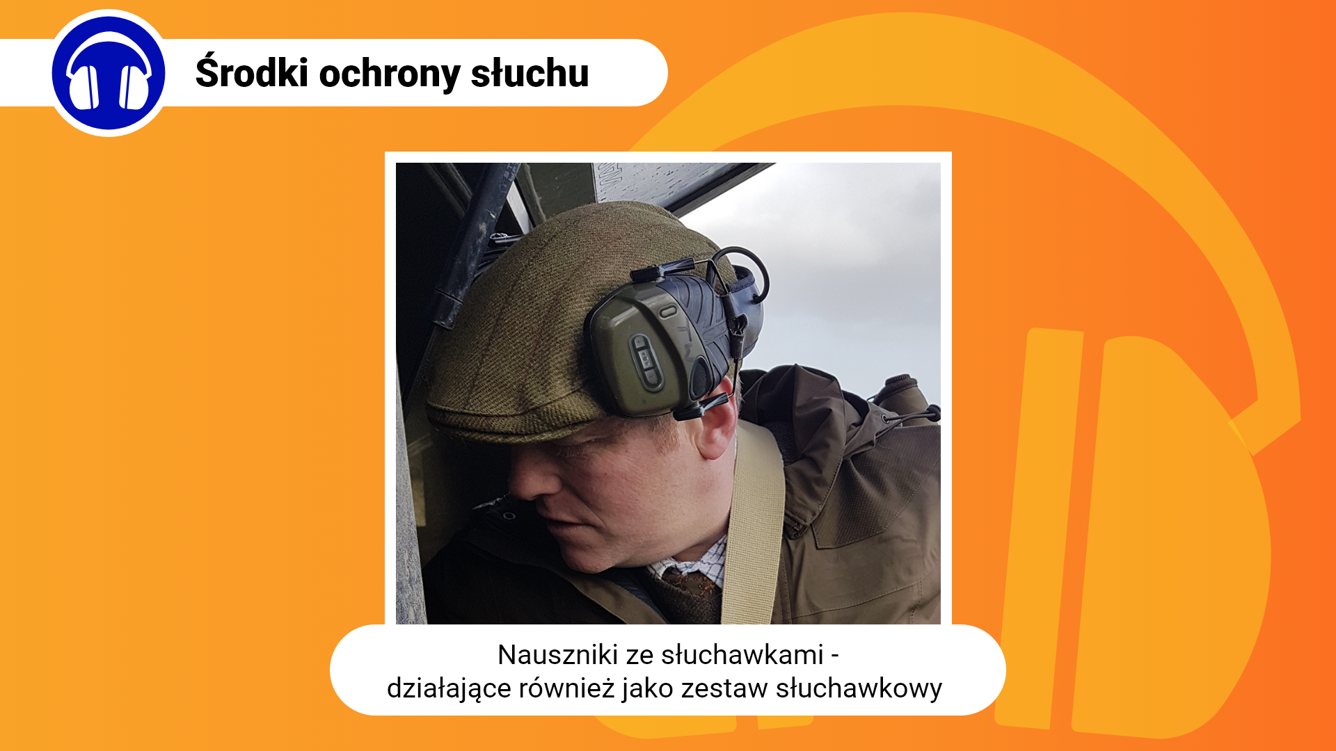 Zdjęcie w ramce z podpisem: nauszniki ze słuchawkami - działające również jako zestaw słuchawkowy. Przedstawia zbliżenie na mężczyznę w brunatnej kurtce i kaszkiecie. Na głowie ma założone nauszniki ze słuchawkami, które podłączone są za pomocą cienkich przewodów.