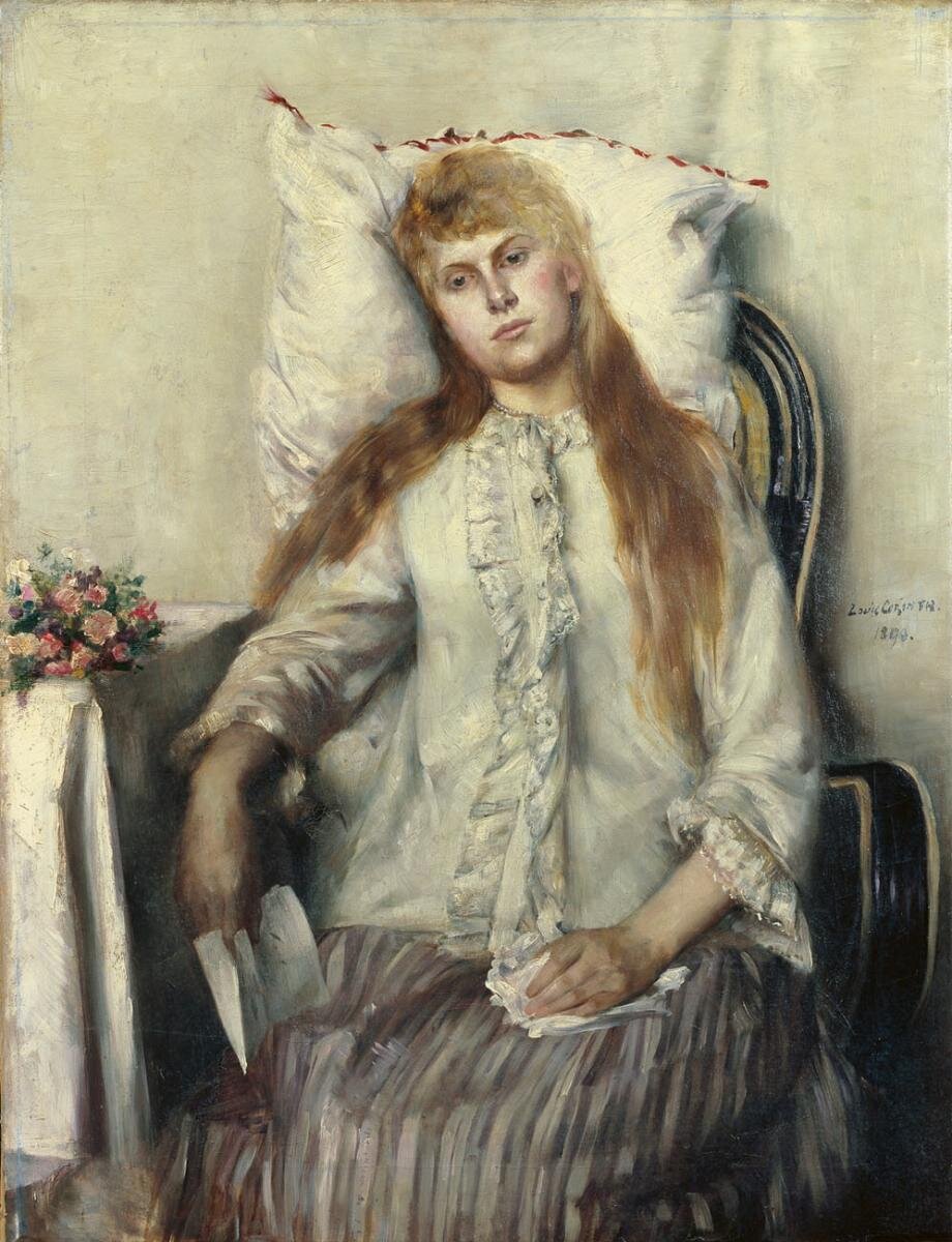 Obraz przedstawia młodą kobietę siedzącą w fotelu. Kobieta ma bladą twarz, rozpuszczone, długie włosy. Patrzy przed siebie, ale sprawia wrażenie nieobecnej. Ubrana jest w elegancką bluzkę z żabotem i spódnicę. Trzyma bezwładnie w opuszczonej, prawej dłoni złożoną kartkę papieru. W lewej dłoni, położonej na kolanach ma chustkę. Głowę i plecy wspiera na poduszce. Obok fotela, na którym siedzi kobieta, znajduje się stolik, na którym leży bukiecik kolorowych kwiatów.