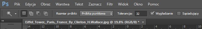 Ilustracja przedstawiają górną część programu Photoshop. Na początku menu główne. Poniżej pasek opcji narzędzia różdżka z właściwościami: Rozmiar próbki, Tolerancja oraz polami wyboru: Wygładzanie (zaznaczone) oraz Sąsiadujący.