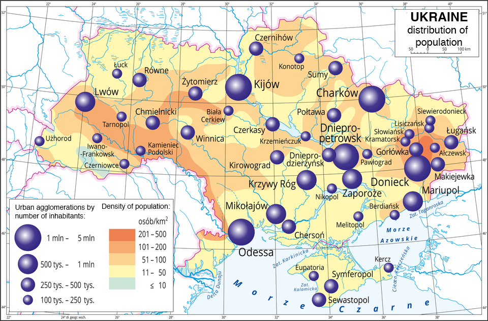 Ilustracja przedstawia mapę Ukrainy. Na mapie przedstawiono rozmieszczenie ludności. Na mapie przedstawiono gęstość zaludnienia. Duża gęstość zaludnienia, powyżej dwustu osób na kilometr kwadratowy występuje na południowym zachodzie i na wschodzie kraju. Na mapie różnej wielkości sygnatury (koła) obrazujące aglomeracje miejskie wg liczby mieszkańców: Kijów, Odessa, Donieck, Charków, Dniepropetrowsk– od jednego miliona do pięciu milionów mieszkańców. Krzywy Róg, Zaporoże, Mariupol, Lwów od pięciuset tysięcy mieszkańców do jednego miliona. Kilkanaście mniejszych sygnatur poniżej dwustu pięćdziesięciu tysięcy mieszkańców. Przewaga dużych miast we wschodniej części kraju. Mapa zawiera południki i równoleżniki, dookoła mapy w  ramce opisano współrzędne geograficzne co dwa stopnie.Na mapie: Aglomeracje miejskie wg liczby mieszkańców; gęstość zaludnienia; Łuck, Lwów,Tarnopol, Użhorod, Iwano-Frankowsk, Czerwonice, Kamieniec Podolski, Chmielnicki, Równe, Żytomierz, Biała Cerkiev, Winnica, Czerkasy, Kijów, Czernihów, Konotop, Charków, Połtawa, Dniepropetrowski, Pawłograd, Gorłówka, Kramatorsk, Słowiańsk, Lisiczańsk, Siewierdonieck, Ługańsk, Ałczewsk, Makiejewka, Mariupol, Berdiańsk, Donieck, Zaporoże, Melitopol, Nikopol, Dnieprodzierżyńsk, Krzemieńczuk, Czerkasy, Kirowograd, Krzywy Róg, Mikołajów, Odessa, Chersoń Eupatoria, Sewastopol, Symferopol, Kercz; Morze Czarne, Zat. Kalamicka, Zat. Karkinicka, Cie. Kerczeńska, Morze Azowskie, Zat. Taganroska