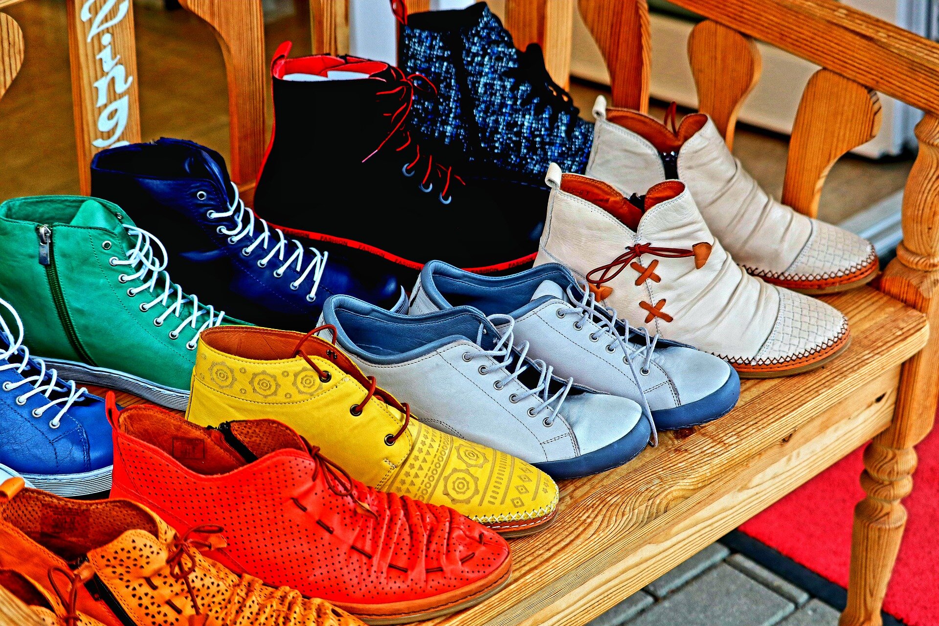 Zdjęcie przedstawia różnokolorowe półbuty stojące na półce sklepowej.