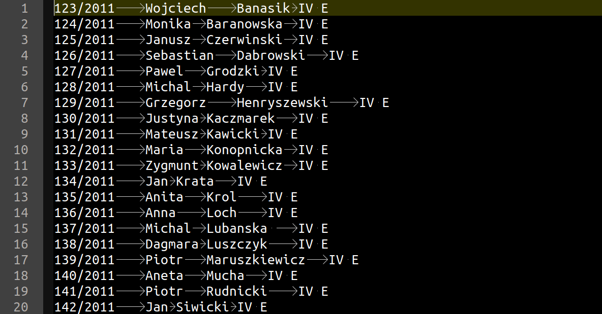 Ilustracja przedstawia zawartość pliku: uczniowie.csv. Separatorem jest znak tabulacji, czyli pozioma strzałka skierowana w prawo, dane składają się z identyfikatora ucznia, imienia, nazwiska oraz klasy.