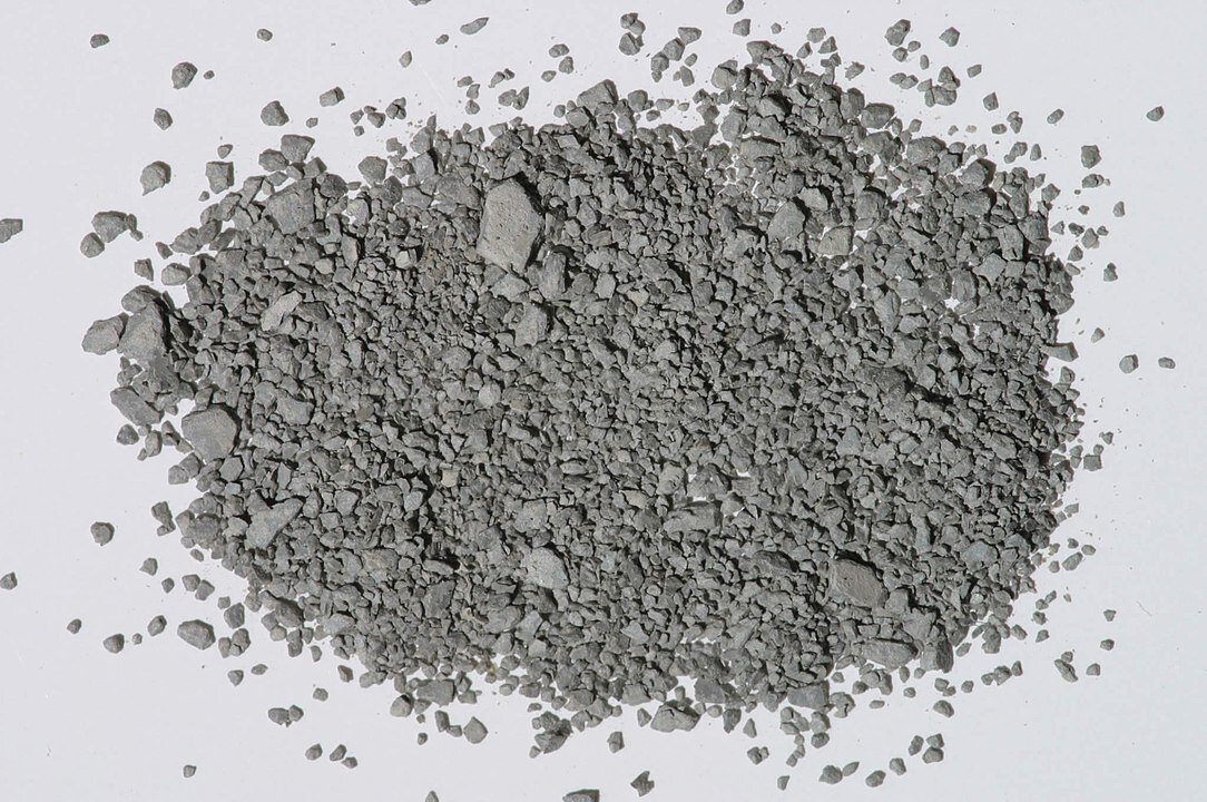 Na fotografii przedstawiono illit - niewielkie odłamki skalne koloru szarego. Są one różnej wielkości i są rozrzucone obok siebie.