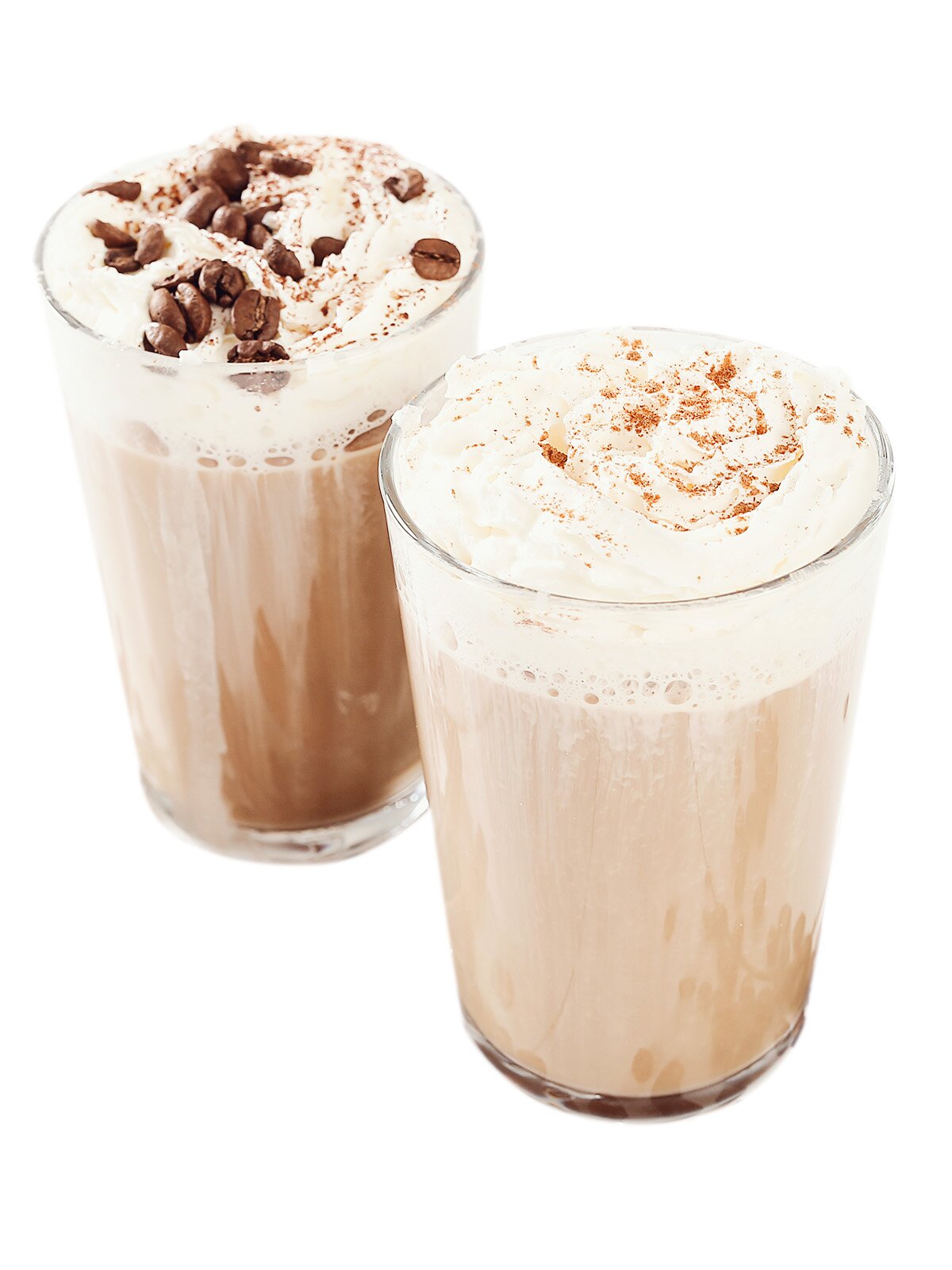 Fotografia przedstawiająca dwie wysokie szklanki z kawą. Na górze każdej kawy znajduje się bita śmietana oraz posypka, jedna z kaw ma dodatkowo ziarna kawy.