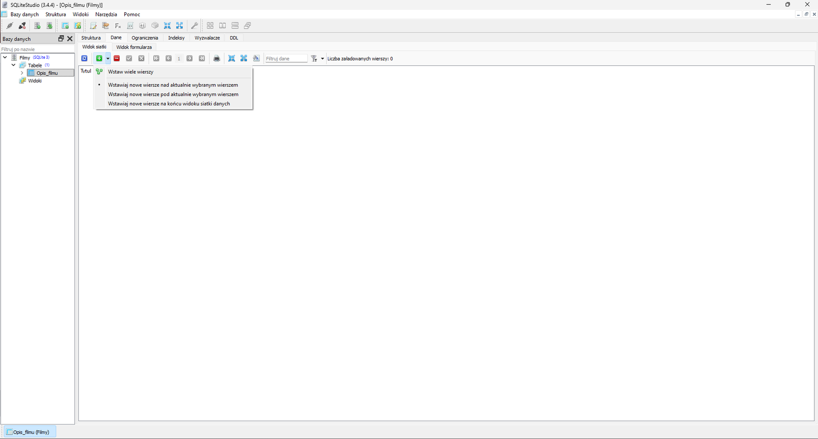 Na zdjęciu przedstawiono zrzut ekranu przedstawiający dodawanie wierszy w programie SQL lite Studio.W górnej części okna aplikacji widoczny jest pasek narzędzi z następującymi opcjami: bazy danych, struktur, widoki, narzędzia, pomoc. Poniżej paska narzędzi znajdują się ikony. Ikony przedstawiają w kolejności: zapięte wtyczki, rozpięte wtyczki, serwer z zielonym znakiem plus, serwer z dwoma zielonymi strzałkami, bazę danych ze znakiem plus, bazę danych ze znakiem plus i błyskawicą, kartkę papieru z ołówkiem, serwer z dłonią trzymającą kartkę, Fx, kartka z dwoma nawiasami ostrymi skierowanymi na zewnątrz, element z literami AZ, klocek dwa na dwa, cztery strzałki w układzie kwadratu skierowane do wewnątrz, cztery strzałki w układzie kwadratu skierowane na zewnątrz, klucz, cztery kwadraty w układzie kwadratu, dwa podłużne pionowe prostokąty obok siebie, dwa podłużne poziome prostokąty obok siebie, trzy okna ustawione jedno za drugim. Poniżej aplikacja podzielona jest na dwa obszary. Małe okno po lewej stronie ma tytuł: Bazy danych. Obok tytułu znajduje się znak powiększenia okna oraz zamknięcia. Poniżej znajduje się pole wyszukiwania. Na polu widoczny jest napis: filtruj po nazwie. W głównej części okna widoczna jest struktura bazy danych o nazwie: film. Struktura jest w formie drzewa. Kolejne poziomy to: table, opis filmu. Pod polem opis umieszczony jest napis widok.W prawej części okna znajduje się właściwy obszar roboczy. Na górze obszaru widoczne są zakładki: struktura, dane, ograniczenia, indeksy, wyzwalacze, DOL. Niżej umieszczone są napisy: widok siatki, widok formularza. Pod widokami znajdują się ikony. Ikony przedstawiają: niebieski kwadrat z dwoma strzałka w formie okręgu, zielony kwadrat z białym znakiem plus w środku, czerwony kwadrat z białym znakiem minus, szary kwadrat z symbolem ptaszka, szary kwadrat z symbolem krzyżyka, szary kwadrat ze strzałką skierowaną w lewą stronę która jest styczna do prostej pionowej, szary kwadrat ze strzałką zwróconą w lewą stronę, cyfra jeden, szary kwadrat ze strzałką skierowaną w prawą stronę która jest styczna do prostej pionowej, szary kwadrat ze strzałką zwróconą w prawą stronę, biały plik, kwadrat utworzony z niebieskich strzałek z grotami skierowanymi do wewnątrz, kwadrat utworzony z niebieskich strzałek z grotami skierowanymi na zewnątrz, biała kartka z wylewającą się na nią farbą z puszki, polem z napisem: filtruj dane, dwoma kluczami, napisu: liczba załadowanych wierszy zero. Po naciśnięciu trójkąta przy zielonym kwadracie ze znakiem plus widoczny jest lista elementów: wstaw wiele wierszy, wstawiaj nowe wiersze nad aktualnie wybranym wierszem, , wstawiaj nowe wiersze pod aktualnie wybranym wierszem, wstawiaj nowe wiersze na końcu widoku siatki danych. Pod ikonami znajdują się napisy, tytuł, wstaw wiele wierszy. Pod napisami znajduje się pole robocze na którym wyświetlana jest baza danych. Obecnie pole jest puste.