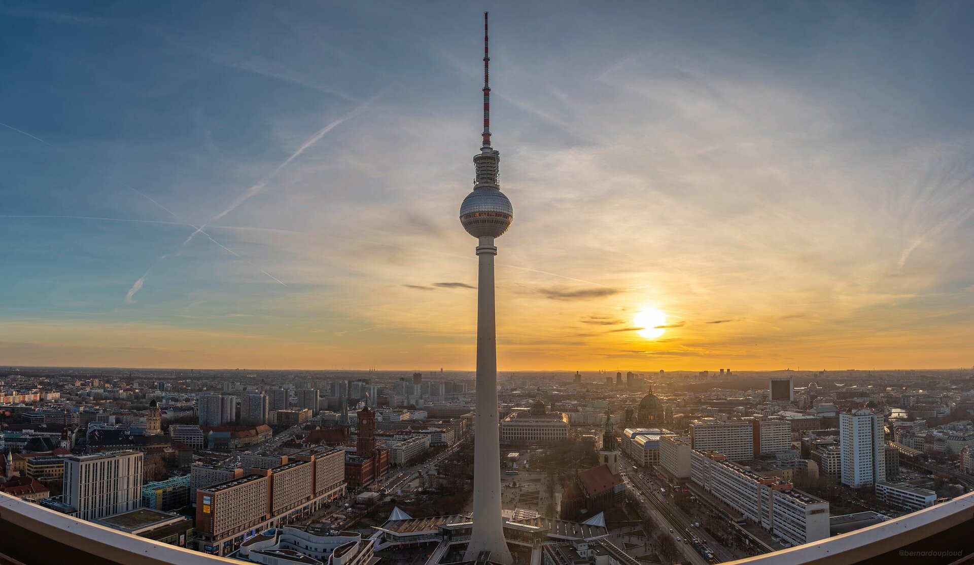 Der Fernsehturm am Alexanderplatz ist das höchste Bauwerk in Deutschland.