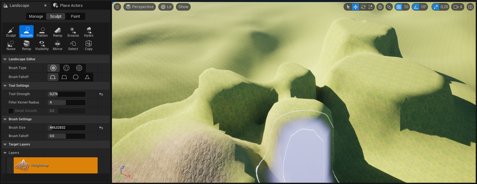 Ilustracja przedstawia zrzut ekranu - panel programu  Unreal Engine . Widoczny jest ekran z rozległą płaszczyzną w kolorze zielono - beżowym. Po prawej stronie znajduje się płaska powierzchnia, w lewym dolnym rogu ekranu rampa połączona częściowo z położonymi przed nią sekwencją wyżyn, również płynnie ze sobą połączonych. Niżej położona płaszczyzna jest pofalowana. Pośrodku dolnej krawędzi po lewej stronie jest nieregularna, szara plama, wewnątrz i na zewnątrz obwiedziona szarym konturem. Na górze ilustracji znajdują się ułożone w rzędzie symbole graficzne, a lewej strony lista menu z dwoma zakładkami:  Landscape  i  Place Actors , trzy opcje z wybraną opcją środkową:  Manage, Sculpt, Paint , a pod spodem dwa szeregi ikonek z podpisami. Wybrana jest druga ikonka w górnym rzędzie z symbolem okręgu z przerywanych linii i położonym poniżej wzgórzem oraz podpisem  Smooth . Poniżej, w kolejnych linijkach znajdują się grupy opcji menu: pierwsza z nich to  Landscape Editor  z opcjami:  Brush Type:  - wybrana jest tu ikonka koła obwiedzionego okręgiem większej średnicy oraz  Brush Falloff  z wybraną ikonką przypominającą trapez z zaokrąglonymi górnymi rogami; druga z nich to:  Tool Settings  z opcją:  Tool Strength:  i wpisaną wartością 0,276, opcją:  Filter Kernel Radius  i wpisaną wartością: 4, odznaczoną opcją  Detail Smooth  i wpisaną wartością 0,3; trzecia grupa opcji menu to:  Brush Settings  z opcją:  Brush Size  i wpisaną wartością 445,02832,  Brush Falloff  i wpisaną wartością 0,5; czwarta grupa opcji menu to:  Target Layers , a piąta  Layers  z pomarańczowym przyciskiem z ikonką siatki terenu z widocznym wybrzuszeniem oraz napisem:  Heightmap .