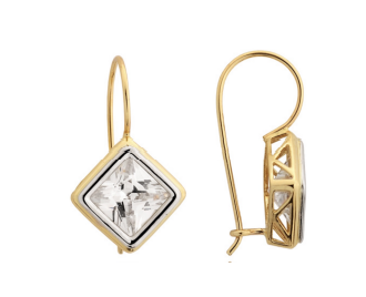 Ilustracja przedstawia złote kolczyki w kształcie rombu z zapięciem typu bigiel zamknięty. To zapięcie jest zamykane z tyłu na haczyk.