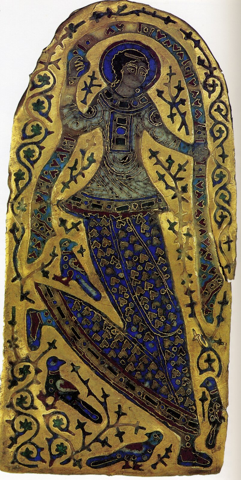 Złota płytka z korony, przedstawiająca tańczącą kobietę odzianą w szaty. Na głowie ma aureolę. Całość sylwetki wykonana z kolorowych płytek o błękitnej, zielonej, złotej i bordowej barwie, na złotym tle. Tancerka zwrócona jest sylwetką ku prawej krawędzi płytki, prawa noga zgięta w kolanie, a stopa uniesiona do tyłu, w ruchu tanecznym. Pod nogami, na płytkach kształtem przypominających niskopienne rośliny siedzą kolorowe ptaki z ostro zakończonymi dziobami i ludzkim okiem, po jednym na zwierzę uchwycone z profilu. Tancerka ma nienaturalny układ twarzy, powiększone oczy, brak ust. Otacza ją kolorowa obręcz przypominająca kształtem szarfę z asymetrycznymi znakami. 