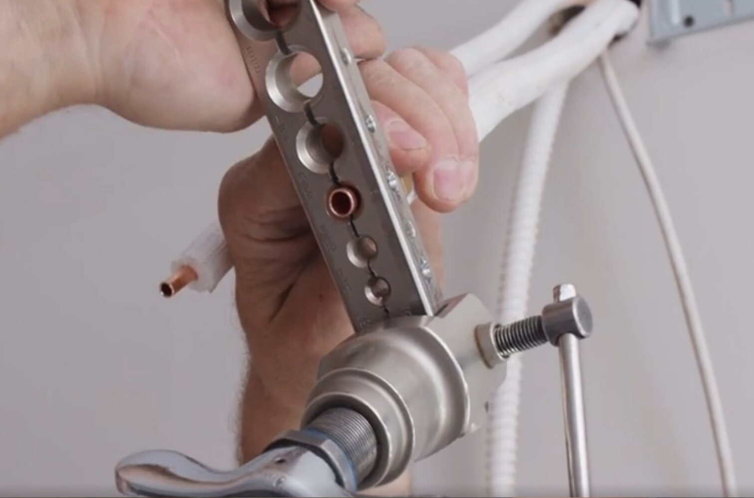 Zdjęcie przedstawia wykonanie połączeń kielichowych za pomocą kielicharki. Element zawiera okrągłe otwory na podłączenie przewodów.
Opisy prezentowanych na grafikach obiektów są załączone w treści.