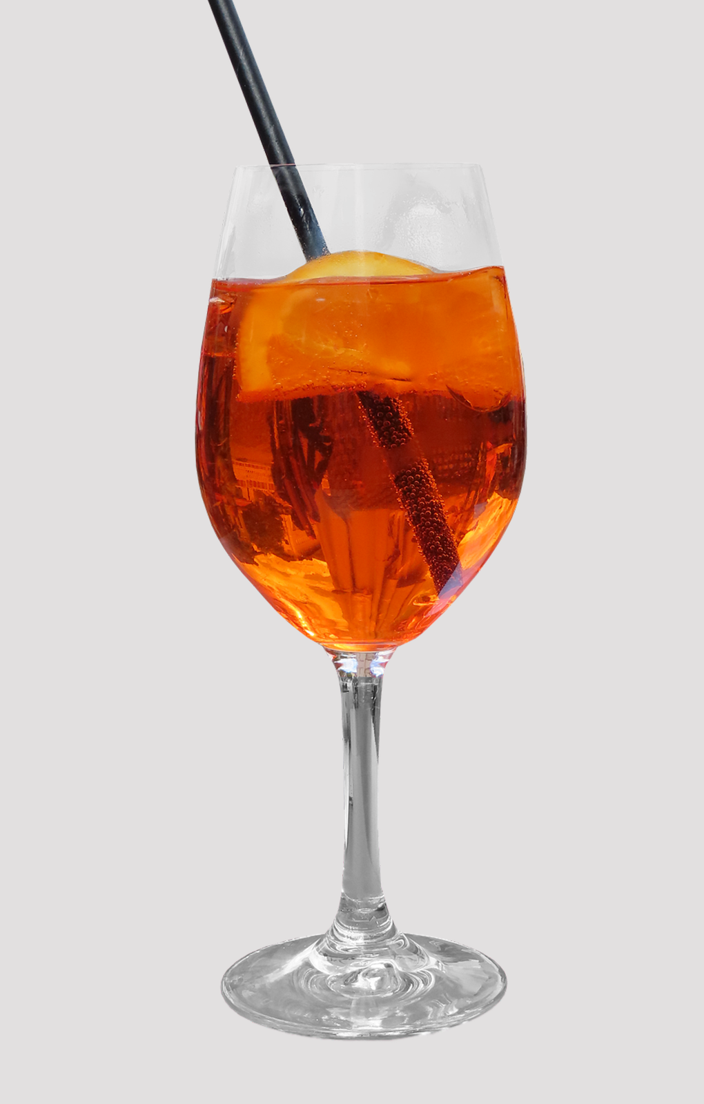 Zdjęcie przedstawia drink Aperol Spritz. Pod punktami interaktywnymi znajdują się nagrania audio prezentujące opis każdego drinka.