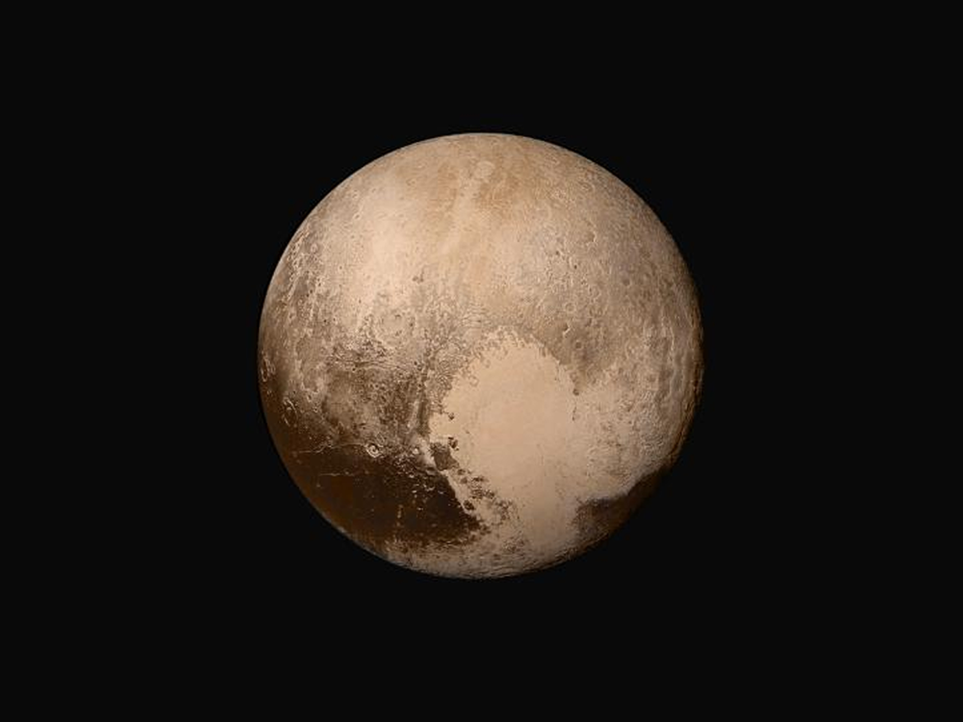 Rys. 8. Zdjęcie poglądowe, wykonane przez sondę kosmiczną New Horizons, przedstawia planetę Pluton w jej prawdziwych kolorach. Kolorem dominującym jest brunatno‑brązowy, który pokrywa kremowo‑beżowy "podkład" całej planety. Pluton ma masę 1,3 razy 10²² kg oraz średnicę 2370 km. Ze względu na niewielkie rozmiary oraz ekscentryczną orbitę, został zaklasyfikowany do grupy planet karłowatych. Pluton porusza się po orbicie wokół Słońca, w tym samym kierunku, co inne planety, ale obraca się wokół własnej osi przeciwnie niż większość planet (z wyjątkiem Wenus i Urana). Podobnie jak Uran, obraca się w pozycji poziomej (oś obrotu nachylona jest do płaszczyzny orbity pod kątem prawie 120 stopni). Dzień na Plutonie trwa 6,39 ziemskich dni, natomiast plutoński rok trwa 248,23 lat ziemskich. Dopiero w 2015 roku do Ziemi dotarły pierwsze zdjęcia wykonane przez tę sondę. Świat obiegło pierwsze zdjęcie Plutona, na którym widać jego struktury i zróżnicowanie powierzchni. Najbardziej charakterystyczny region widoczny na zdjęciach nazywano sercem Plutona – oficjalna nazwa to Sputnik Planitia. Możesz to serce zobaczyć na fotografii umieszczonej w tym e‑materiale (Rys. 8.). Mimo krótkiego przelotu sondy udało się dokonać wielu ciekawych odkryć. Pluton, z racji swojej odległości od źródła ciepła (Słońca) oraz bardzo cienkiej atmosfery, składa się w dużej mierze z lodu. Temperatura, jaka panuje na jego powierzchni, waha się pomiędzy -240°C a -226°C.