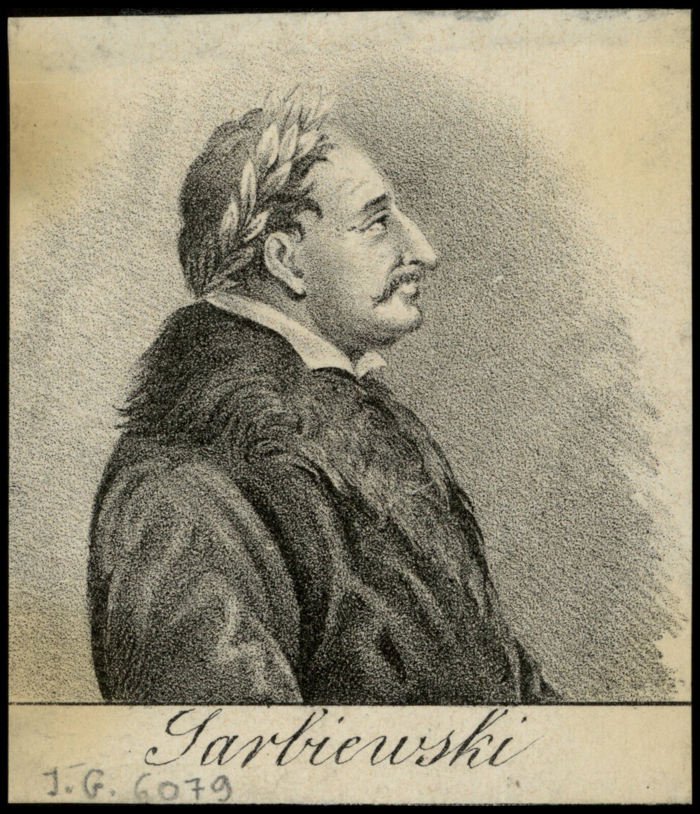 Czarno‑biała rycina przedstawiająca prawy profil dojrzałego mężczyzny. Mężczyzna ma wysunięty mocno do przodu podbródek, wydatny nos i wąsy. Na głowie ma wieniec laurowy. Ubrany jest w płaszcz z futrzanym kołnierzem. Pod jego szyją widać niewielki kołnierzyk. Pod portretem podpis.