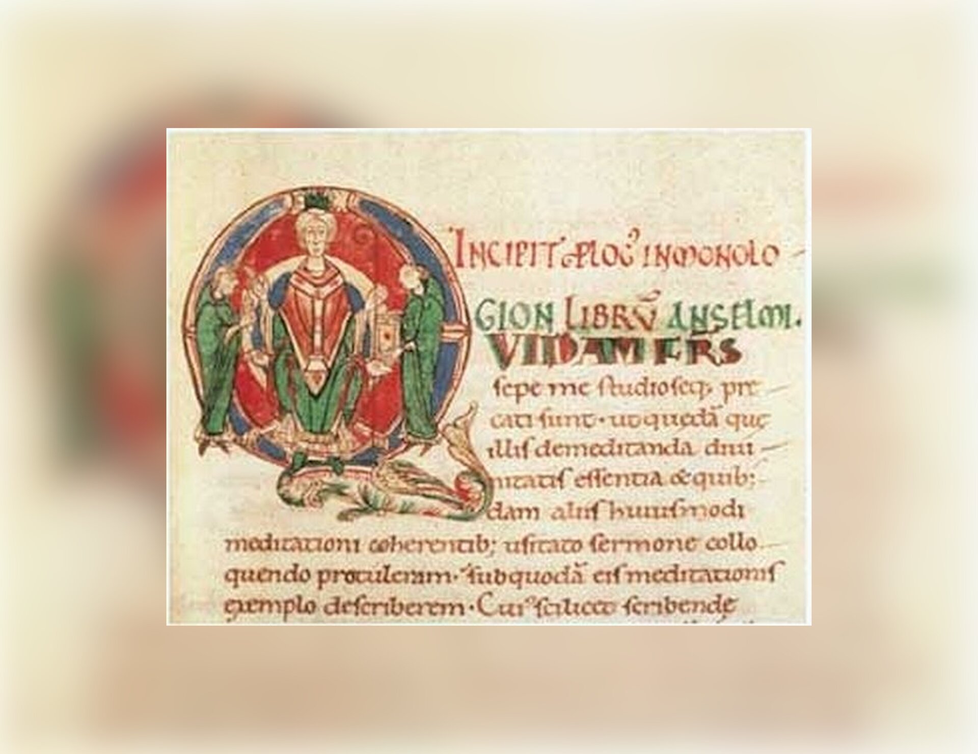 Ilustracja przedstawia fragment strony księgi. Znajduje się na nim tekst po łacinie oraz rysunek przedstawiający mężczyznę w długich szatach ze stojącymi obok mnichami.