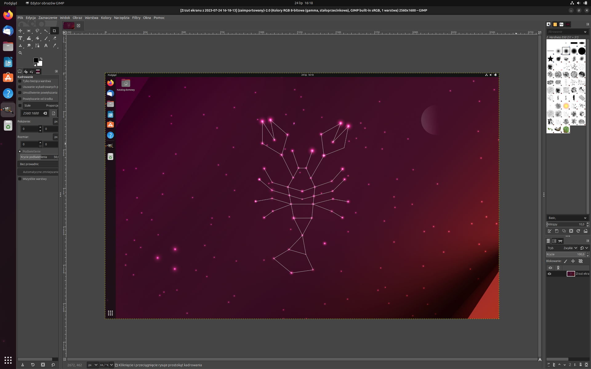 Ilustracja przedstawia okno programu edytora obrazów GIMP. Do programu został wklejony zrzut ekranu pulpitu Ubuntu w wersji 23.04. Na tapecie znajduje się głowa fossy złożona z figur geometrycznych. Wklejony zrzut obrysowany jest linią przerywaną.