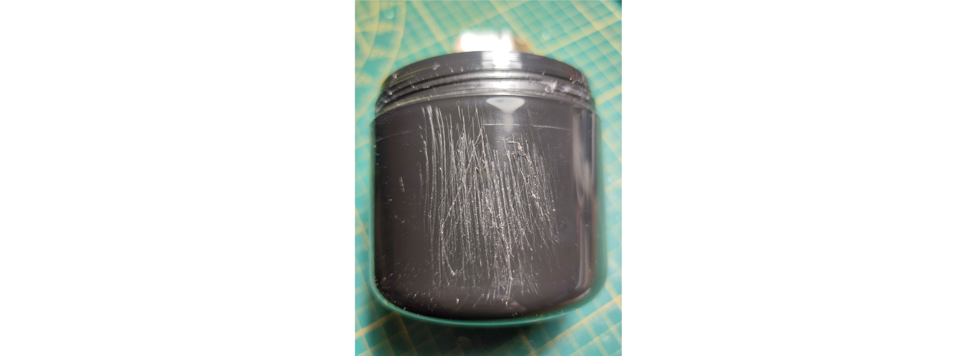 Zdjęcie 20. Plastikowe pudełko ze śladem po papierze ściernym P40.